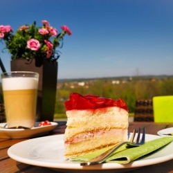 Kurhotel Bad Rodach Erdbeertorte auf der Terrasse genießen